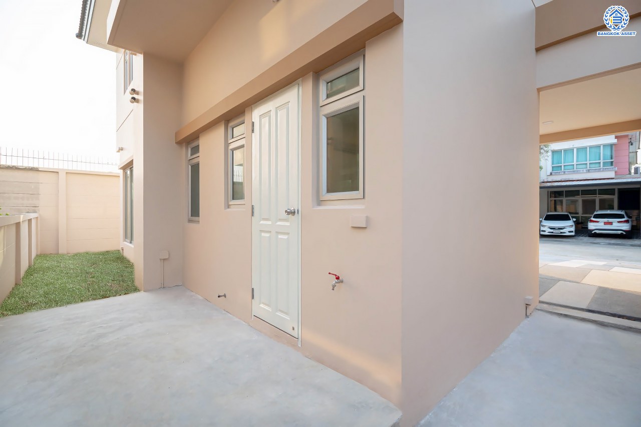 บ้านมือสองตกแต่งใหม่ โครงการ ไลฟ์บางกอกบูเลอวาร์ด ปิ่นเกล้า-เพชรเกษม เนื้อที่กว้างกว่า 52.5 ตร.ว ฟังก์ชัน 3 ห้องนอน 3 ห้องน้ำ 2 ที่จอดรถ บนทำเลศักยภาพ ติดถนนพุทธมณฑลสาย4 เหมาะสมกับทุกครอบครัว ใกล้แหล่งช้อปปิ้ง "เซ็นทรัล ศาลายา" รถไฟฟ้าสายสีน้ำเงิน "สถานีหลักสอง" และจุดขึ้นทางด่วน "ศรีรัช-วงแหวน"